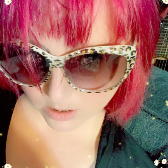 Meet your Posher, Caitlin - Picture 2 of 4